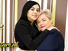 Grote mammen, Vingeren, Omie, Reusachtig, Likken, Natuurlijke tieten, Orgasme, Tieten likken