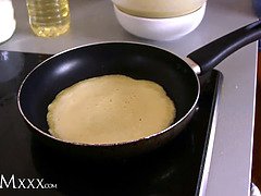 ブロンド, 指いじり, なめる, 淫乱熟女, オーガズム, オマンコ, 義母, ティーン