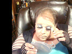 plumper Sissy putting on makeup