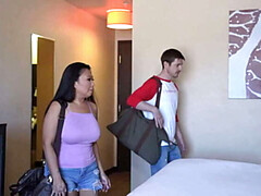 Aziatisch, Slaapkamer, Gezin, Reusachtig, Moeder, Natuurlijke tieten, Zoon, Tieten likken