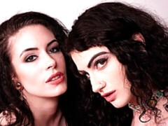 服従, 指いじり, キス, レズビアン, なめる, オナニー, ストリッピング, おもちゃ