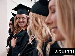 Gros seins, Sucer une bite, Partouze, Hard, Mère que j'aimerais baiser, Orgie, Suçant, Nénés