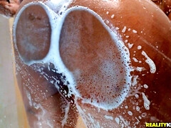 Leie, Grosser arsch, Schwarz, Blasen, Schwarz, Natürlichen titten, Dusche, Nass