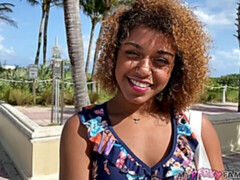 Mamada, Coche, Estilo perrito, Ébano, Interracial, Tetas naturales, Flaco, Adolescente