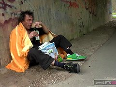 Obdachlos die geile MILF gebumst und Natursekt