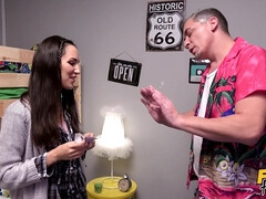 Sucer une bite, Bottes, Brunette brune, Grossier, Faciale, Fétiche, Jeans, Seins naturels