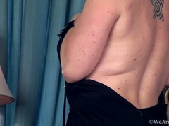 Arsch, Braunhaarige, Lingerie, Masturbation, Geschwollene nippel, Strümpfe, Tätowierung, Unter dem rock