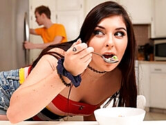 Pijpbeurt, Bruinharig, Sperma in mond, Sperma shot, Handbeurt, Keuken, Likken, Natuurlijke tieten