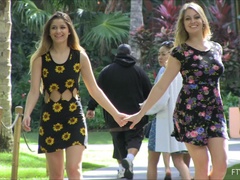 Robe, Fétiche des pieds, Talons, Embrassement, Masturbation, Orgasme, Public, Gicler