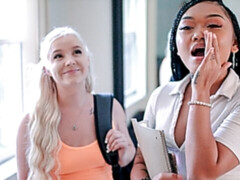 Asiatique, En levrette, 2 femmes 1 homme, Interracial, Petite femme, Tatouage, Plan cul à trois, Voyeur