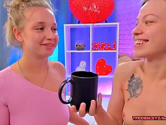 Grote mammen, Blond, Vingeren, Zoenen, Lesbisch, Ondergoed, Zuigen, Tieten likken