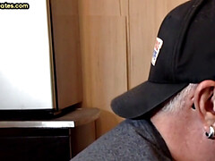 Leie, Blasen, Kehlenfick, Schwul, Brille, Handjob, Reif