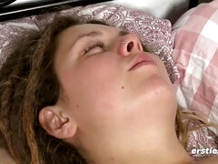 Amateur lesbians Sofie und Tamara - das erste Mal lesbischer Sex - Darkhaired Babe