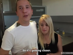 Belleza, Rubia, Morena, Checa, Gafas, Tetas naturales, Tatuaje, Adolescente