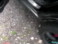 Amateur, Mamada, Morena, Coche, Madres para coger, Al aire libre, Pov, Cabello corto