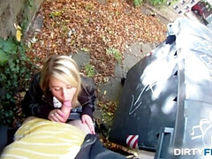 18 jaar, Sperma shot, Hondjeshouding, Europees, Sperma in gezicht, Geschoren, Slikken, Tiener