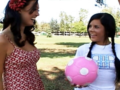 18 ans, Brunette brune, Hd, Lesbienne, Petite femme, Adolescente, Nénés, Jouets