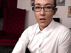 Leie, Grosser arsch, Grosser schwanz, Braunhaarige, Fingern, Handjob, Masturbation, Kurzes haar