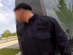 Law4k. teenie weiß nicht, wohin der sicherheitsbeamte sie gebracht hat, aber sie wird gefickt