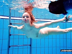 Desnudo, Desnudo, Piscina, Público, Pelirrojo, Sexo soft, Solo, Deporte