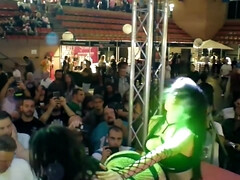 デカ尻, デカパイ, フェラチオ, 淫乱熟女, 公共, ストッキング, タトゥー, おもちゃ