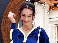 18 jahre, Leie, Grosser arsch, Grosse titten, Braunhaarige, Fingern, Masturbation, Entkleiden