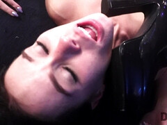 Bondage, Brunette brune, Domination, Embrassement, Léchez, Petite femme, Rugueux, Uniforme