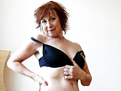 Belle grosse femme bgf, Gros cul, Gros seins, Rondelette, Mature, Cheveux courts, Solo, Dénudage