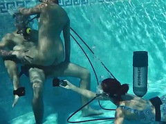美女, フェラチオ, ハードコア, オナニー, プール, 公共, 三人, 水中