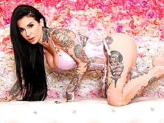 Gros cul, Gros seins, Doigter, Masturbation, Mère que j'aimerais baiser, Solo, Dénudage, Tatouage