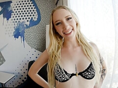 Grosse bite, Blonde, Sucer une bite, En levrette, Seins naturels, Cheveux courts, Tatouage, Adolescente