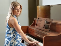 ブロンド, フェラチオ, バック, なめる, オマンコ, 剃毛, ストリッピング, ティーン