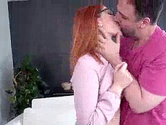 Tir de sperme, Européenne, Pieds, Lunettes, Rousse roux, Fessée, Tatouage