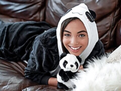 Chambre à dormir, Sucer une bite, Brunette brune, En levrette, Fétiche des pieds, Poilue, Fille latino, Adolescente