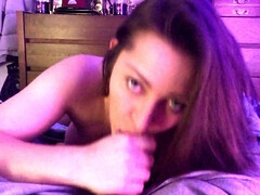 Sucer une bite, Brunette brune, Éjaculer dans la bouche, Petite amie, Pov