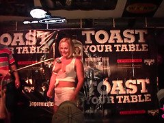 Rondborstig, Moeder die ik wil neuken, Naakt, Buiten, Feest, Kut duiken, Strippen, Nat