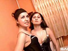 Brunette brune, Doigter, Embrassement, Lingerie, Masturbation, Rasée, Dénudage, Nénés