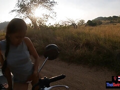 Enthousiasteling, Aziatisch, Grote kont, Hondjeshouding, Orgasme, Buiten, Tiener, Tieten likken