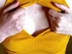 Brunette brune, Couple, Érotique, Doigter, Masturbation, Mamelons bombés, Jupe, Nénés