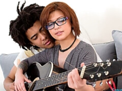 Gros cul, Grosse bite, Sucer une bite, En levrette, Seins naturels, Cheveux courts, Adolescente, Nénés