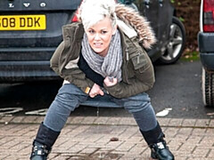 Leie, Grosser arsch, Grosse titten, Milf, Nackt, Im freien, Pissen, Kurzes haar