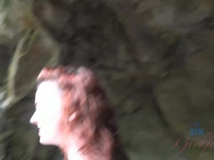 Enthousiasteling, Bruinharig, Vriendin, Ondergoed, Olie, Dikke tepels, Kut duiken, Roken