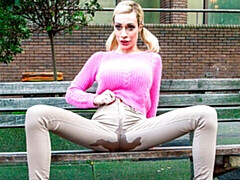 Blondine, Britisch, Süss, Fetisch, Flashen, Öffentlich, Nass