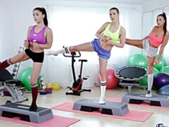 Blond, Zoenen, Lesbisch, Masturbatie, Orgie, Sportoefening, Strippen, Tieten likken