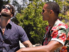 Grosse bite, Sucer une bite, Noir ébène, Homosexuelle, Branlette thaïlandaise, Interracial, Tatouage, Plan cul à trois