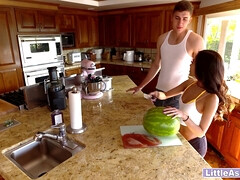 18 ans, Grosse bite, Sucer une bite, Brunette brune, Hard, Hd, Petite femme, Nénés