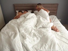 Blondine, Blasen, Besamung, Hundestellung, Milf, Stiefmutter, Strümpfe, Flotter dreier