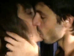 Amateur, Blonde, Brunette brune, Couple, Embrassement, Lesbienne, Public, Rugueux