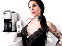 Grosser arsch, Braunhaarige, Handjob, Lecken, Muschi, Tätowierung, Jungendliche (18+), Titten