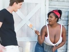 Noire, Sucer une bite, Rondelette, Tir de sperme, En levrette, Interracial, Seins naturels, Rasée